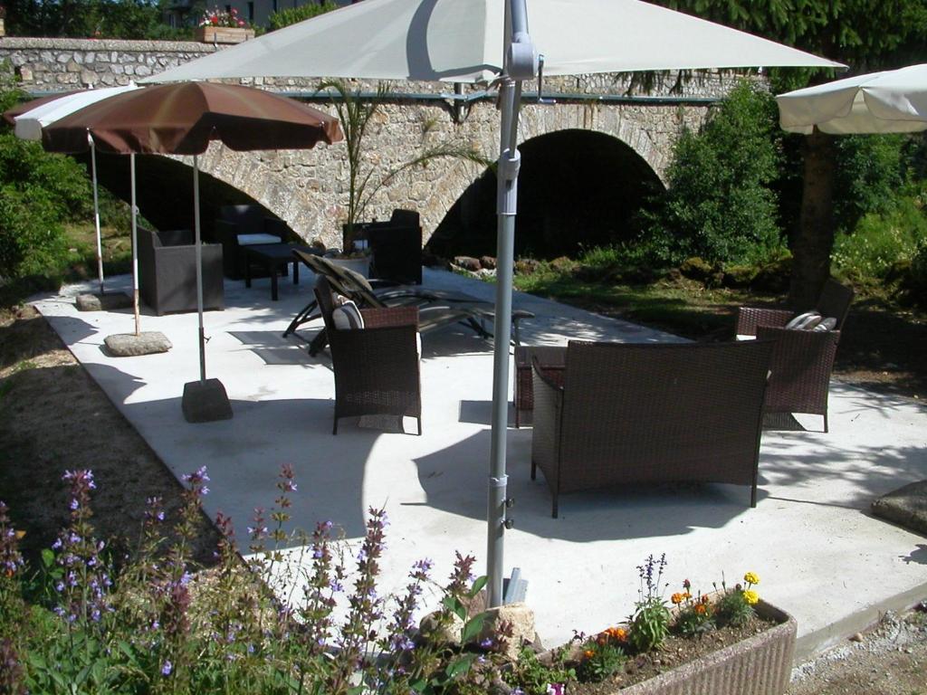 Hotel Les Cevennes à Saint-Cirgues-en-Montagne Extérieur photo